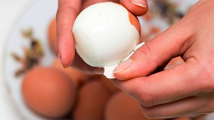 как быстро почистить яйца